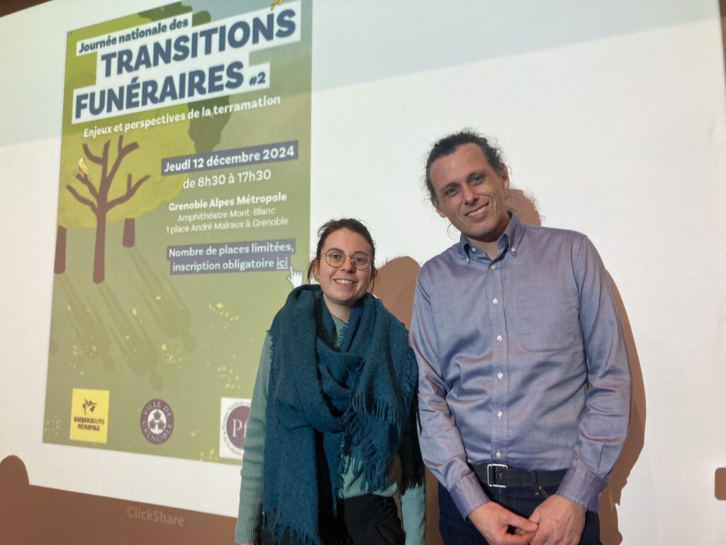 Edith et Julien posant devant le poster de l'évènement "journée nationale des transitions funéraires #2"