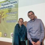 Edith et Julien posant devant le poster de l'évènement "journée nationale des transitions funéraires #2"