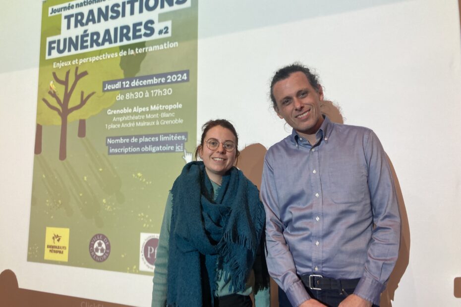 Edith et Julien posant devant le poster de l'évènement "journée nationale des transitions funéraires #2"