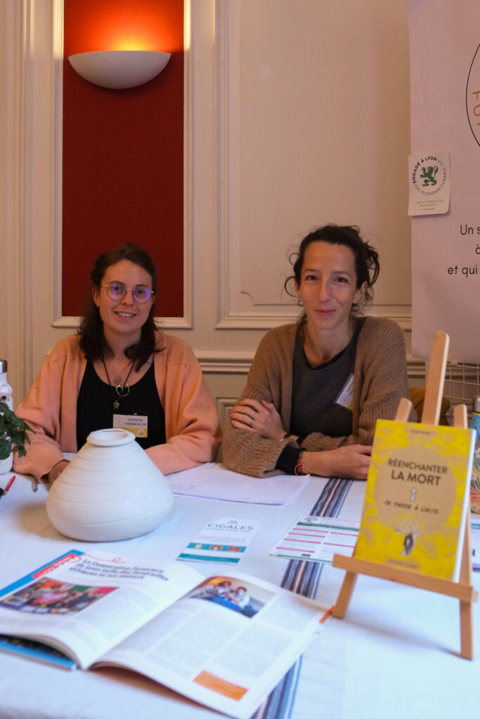 Photo de deux bénévoles de la coopérative funéraire de Lyon au greener festival